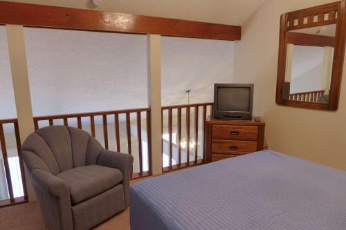 Top-floor Fall Creek 2bdr (21-5)