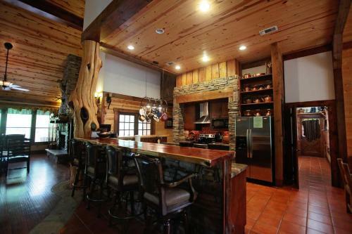Bronco Lodge Cabin Broken Bow Cabin