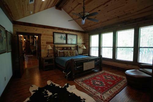 Bronco Lodge Cabin Broken Bow Cabin