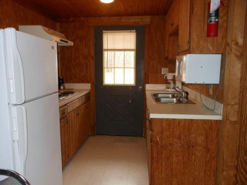 Bay Landing Camping Resort Deluxe Cabin 28