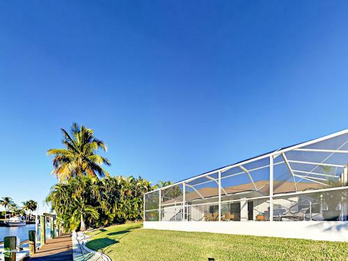 Chic Canalfront Home Home
