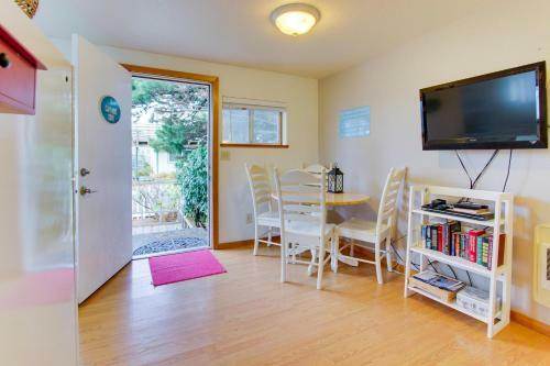 Beaches Inn | Captains Cove Cottage 9