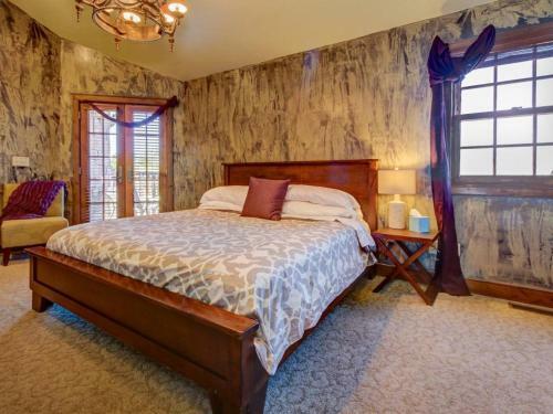 Henley Manor #101