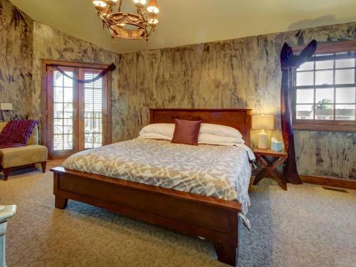 Henley Manor #101