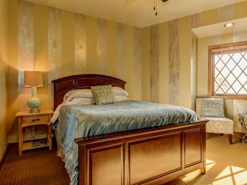 Henley Manor #101