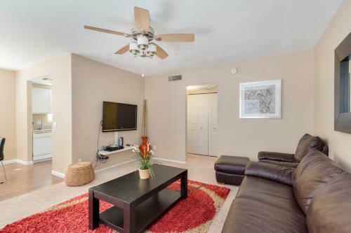 Apartamento 1 Bedroom Condo Large Living Room