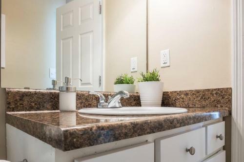 Apartamento Colorful + Spacious 2br | Near Spectrum + Stadium
