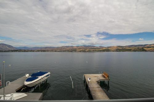 Accent Lakefront Villa