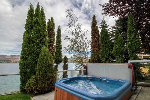 Accent Lakefront Villa