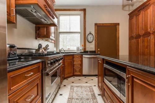 Safe Spacious Mansion In???downtown