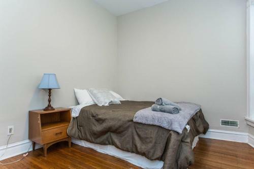 Safe Spacious Mansion In???downtown