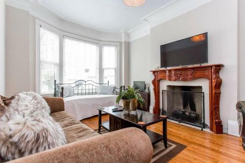 Safe Spacious Mansion In???downtown
