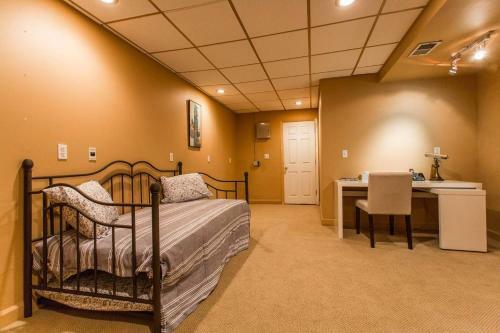 Safe Spacious Mansion In???downtown