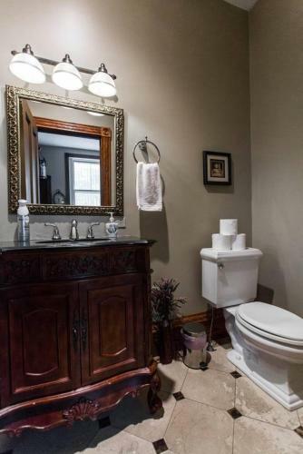 Safe Spacious Mansion In???downtown