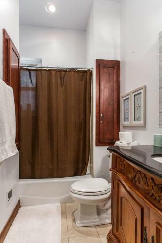 Safe Spacious Mansion In???downtown