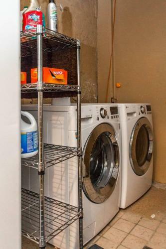 Safe Spacious Mansion In???downtown