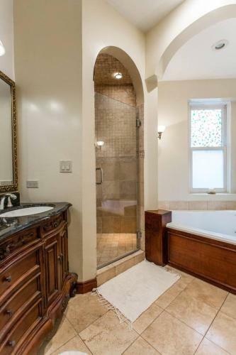 Safe Spacious Mansion In???downtown