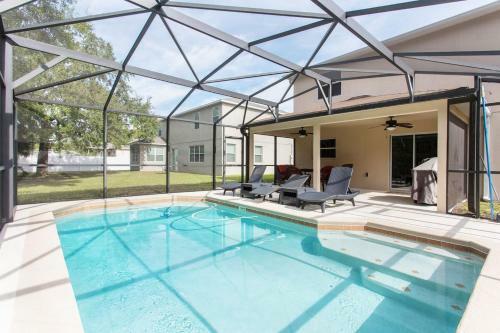 Modern 4 Bedroom House With Swimming Pool