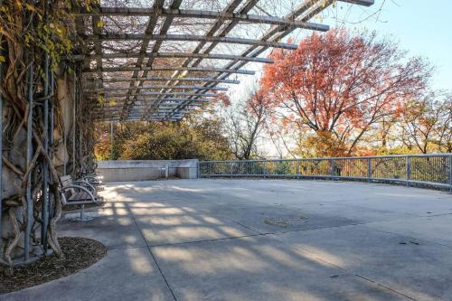 Apartamento Explore Dallas Near Turtle Creek & Trail | Parking