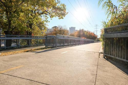 Apartamento Explore Dallas Near Turtle Creek & Trail | Parking