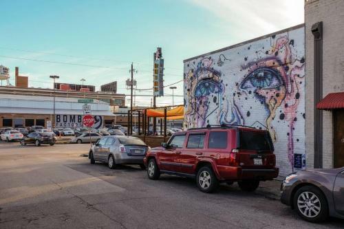 Apartamento Bold + Trendy | Parking | 1 Mi From Uptown @ 2br