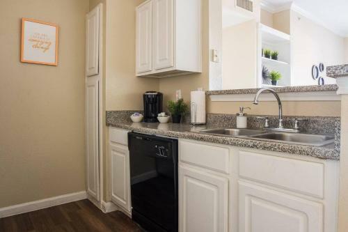 Apartamento Bold + Trendy | Parking | 1 Mi From Uptown @ 2br