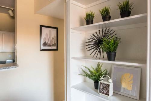 Apartamento Bold + Trendy | Parking | 1 Mi From Uptown @ 2br