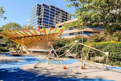 Apartamento Bold + Trendy | Parking | 1 Mi From Uptown @ 2br