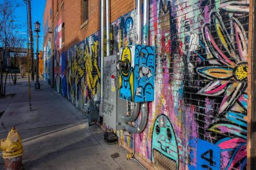 Apartamento Bold + Trendy | Parking | 1 Mi From Uptown @ 2br