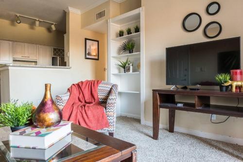 Apartamento Bold + Trendy | Parking | 1 Mi From Uptown @ 2br