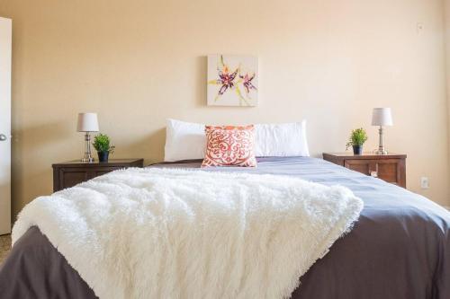 Apartamento Bold + Trendy | Parking | 1 Mi From Uptown @ 2br