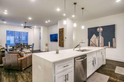 Chic Townhome W/ Private Rooftop Oasis
