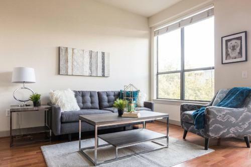 Apartamento Beautiful W/ Balcony & Parking | Dining & Shopping