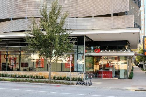 Apartamento Beautiful W/ Balcony & Parking | Dining & Shopping