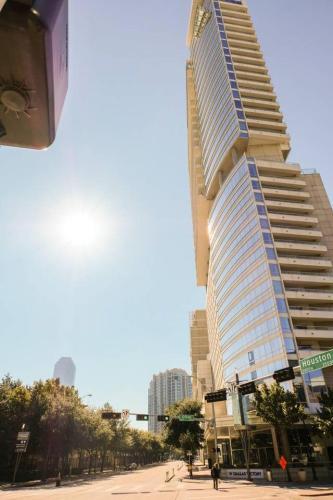Apartamento Beautiful W/ Balcony & Parking | Dining & Shopping
