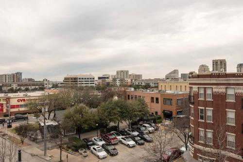 Apartamento Chic Central Uptown Loft 1br @ Shopping + Dining