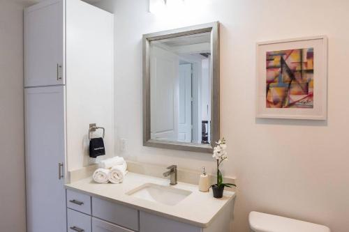 Apartamento Chic Central Uptown Loft 1br @ Shopping + Dining