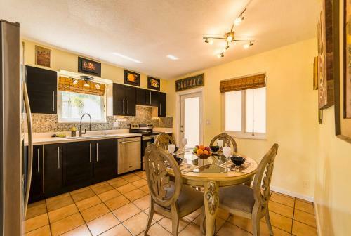 Palms On 7 - Cottage 1!