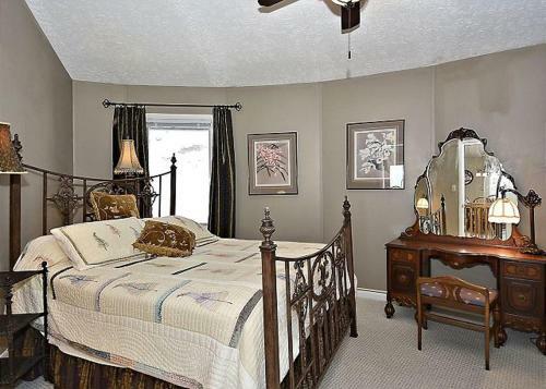 Round To It Three-bedroom Chalet