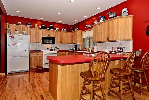 Ski Bums Inn Five-bedroom Chalet