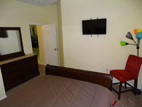 Hills Den 102