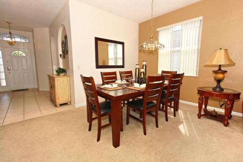 Oxford 684 Apartment