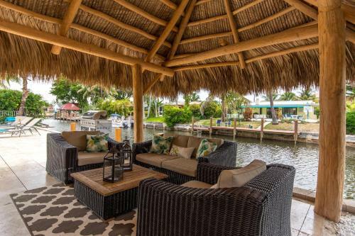 Treasure Cove "fort Lauderdale Tiki-hut"