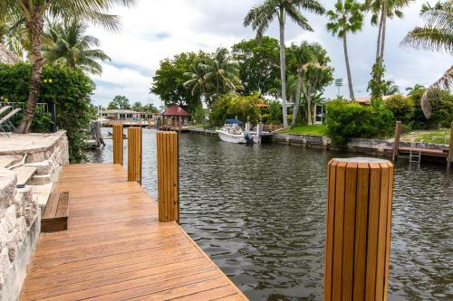 Treasure Cove "fort Lauderdale Tiki-hut"