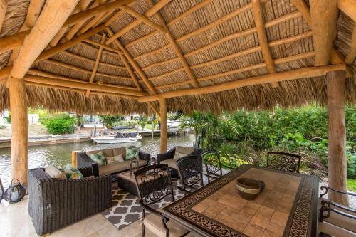 Treasure Cove "fort Lauderdale Tiki-hut"