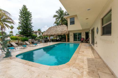 Treasure Cove "fort Lauderdale Tiki-hut"