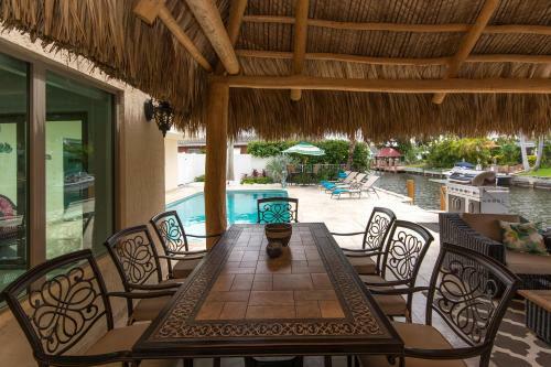 Treasure Cove "fort Lauderdale Tiki-hut"