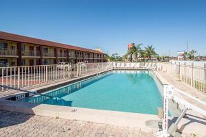 Hotel Econo Lodge Inn & Suites Maingate Central