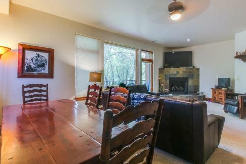 Edwards Riverside Retreat
