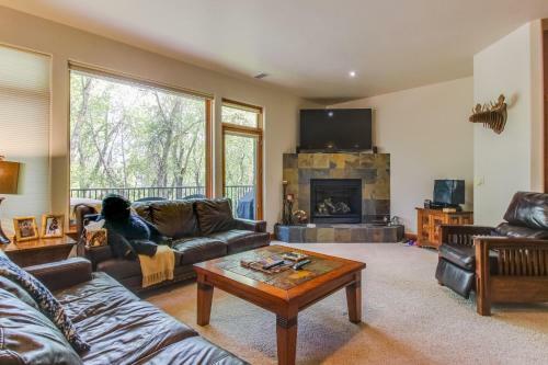 Edwards Riverside Retreat
